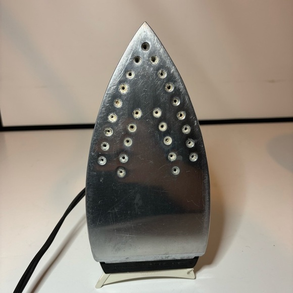 Vintage Black and Decker Light N Easy Steam and Dry Iron Tested Working VTG F383 - Picture 4 of 9